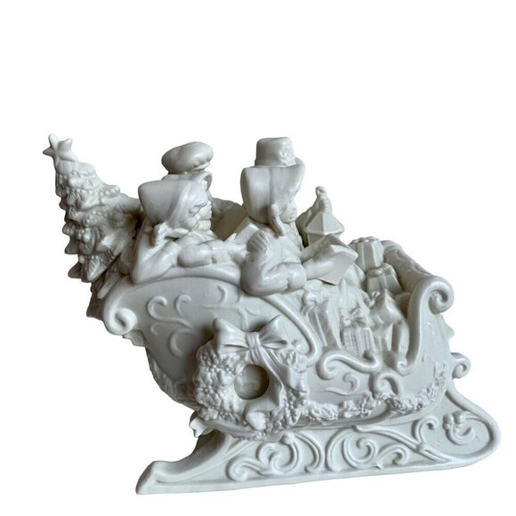Vintage Caroler\'s in Sleigh White Musical Music Box